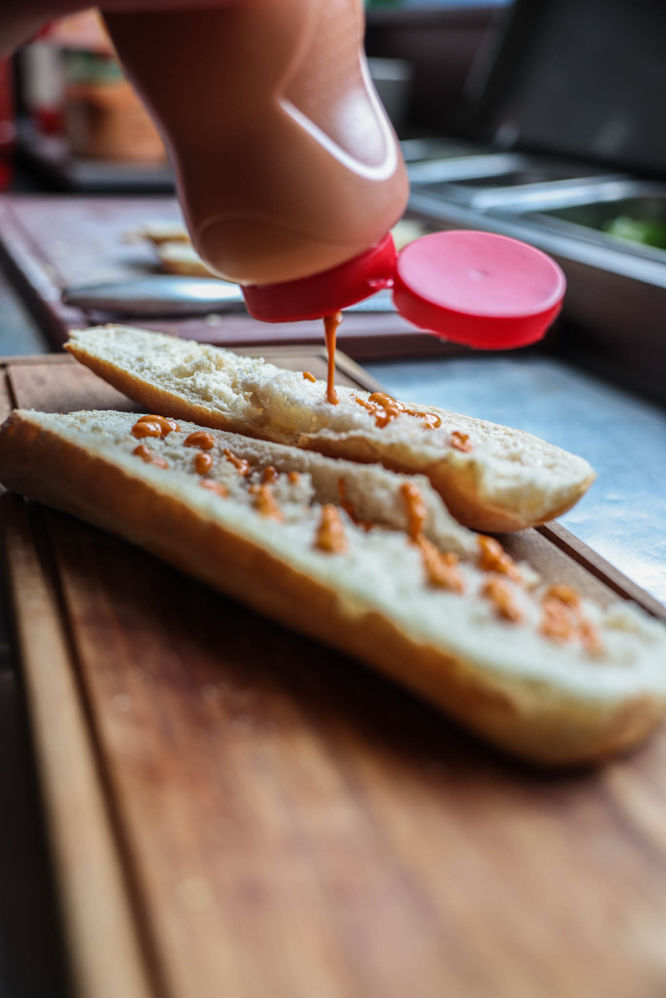 Voorbereiding frietboetiek broodje met zelfgemaakte sauzen